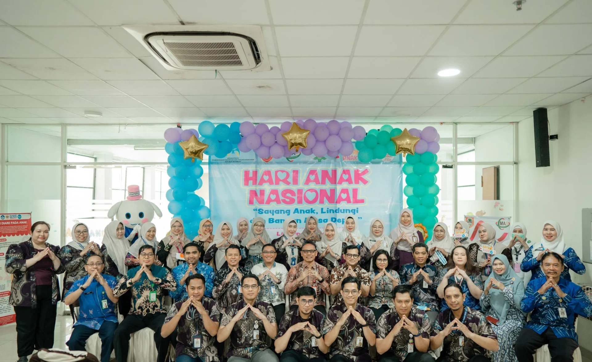 Direktur RSUD Ansari Saleh menyapa pasien anak dalam peringatan Hari Anak Nasional 2026