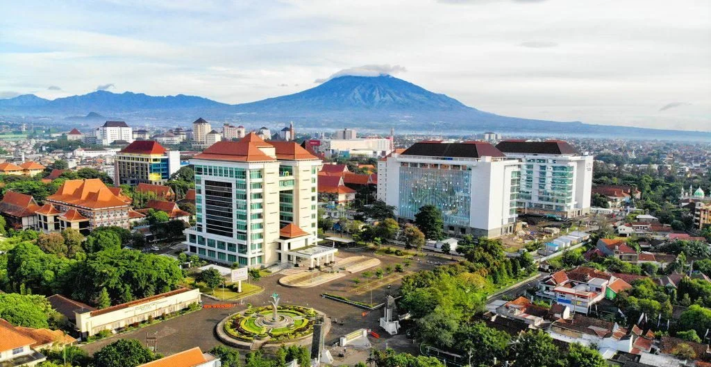 Gedung Universitas Negeri Malang institusi penyelenggara program S2 PJJ resmi