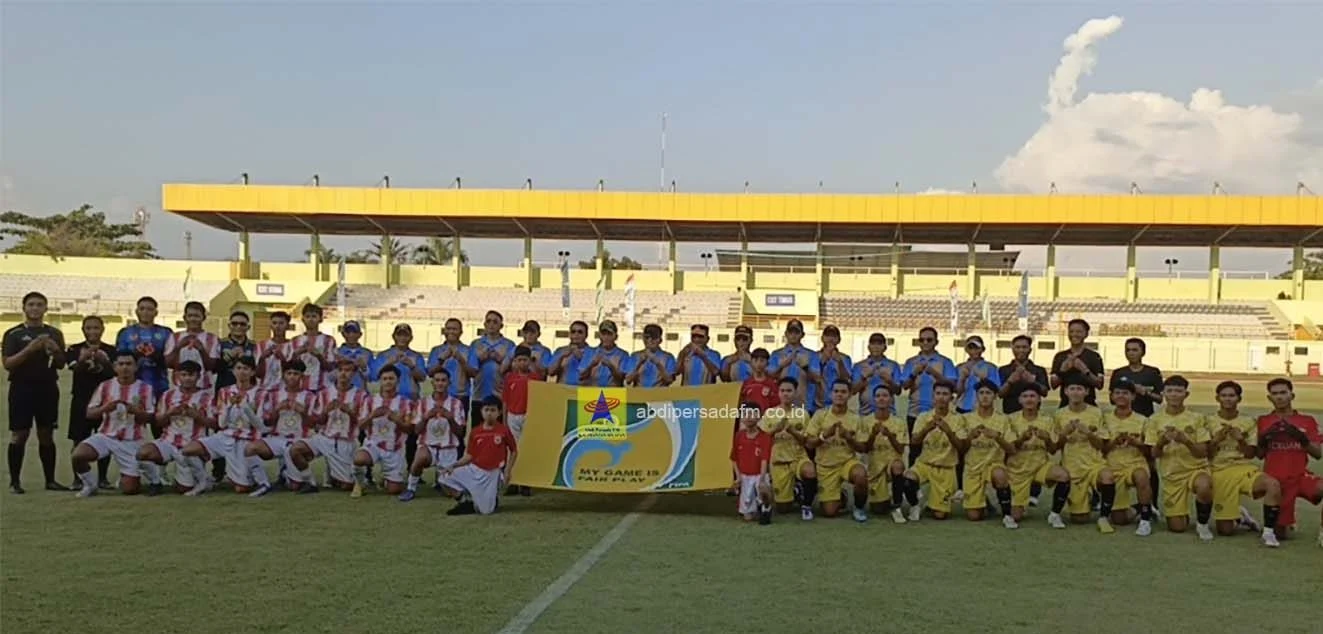 Gubernur Kalimantan Selatan Muhidin bersama Pangdam XXII Tambun Bungai membuka kejuaraan sepak bola Gubernur Cup