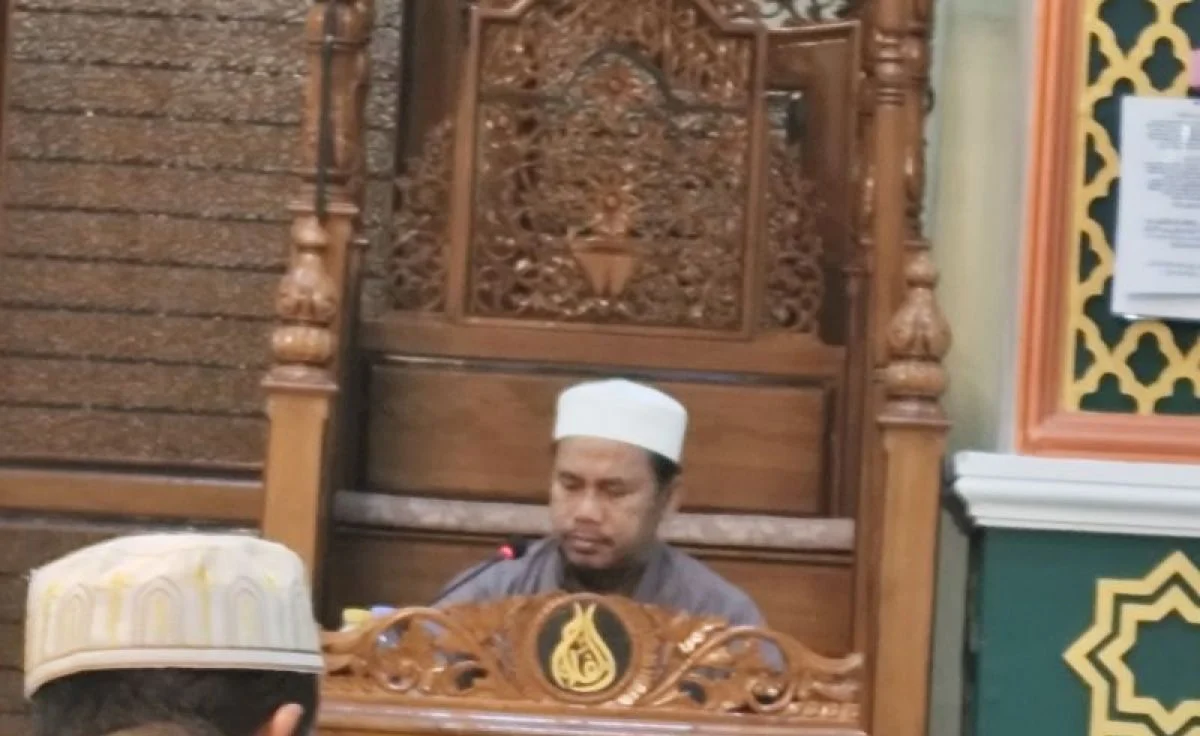 Guru Haji Aspani Anshari saat memberikan tausyiah mengenai amalan paling afdal di Masjid Al Falah Banjarmasin
