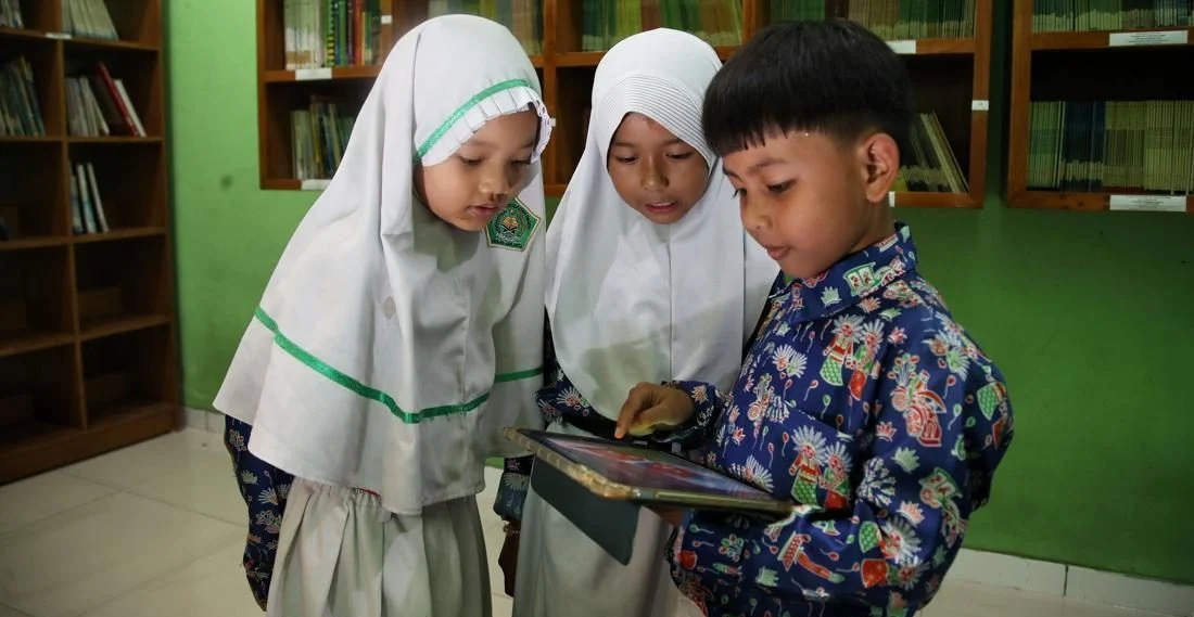 Ilustrasi akses buku digital gratis Kemendikdasmen melalui sistem SIBI dan SLiMS untuk siswa PAUD hingga SMK.
