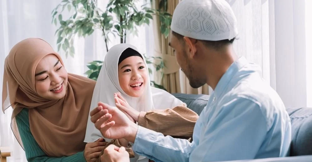 Ilustrasi orang tua sedang mendoakan anak perempuan dengan khusyuk setelah salat fardhu
