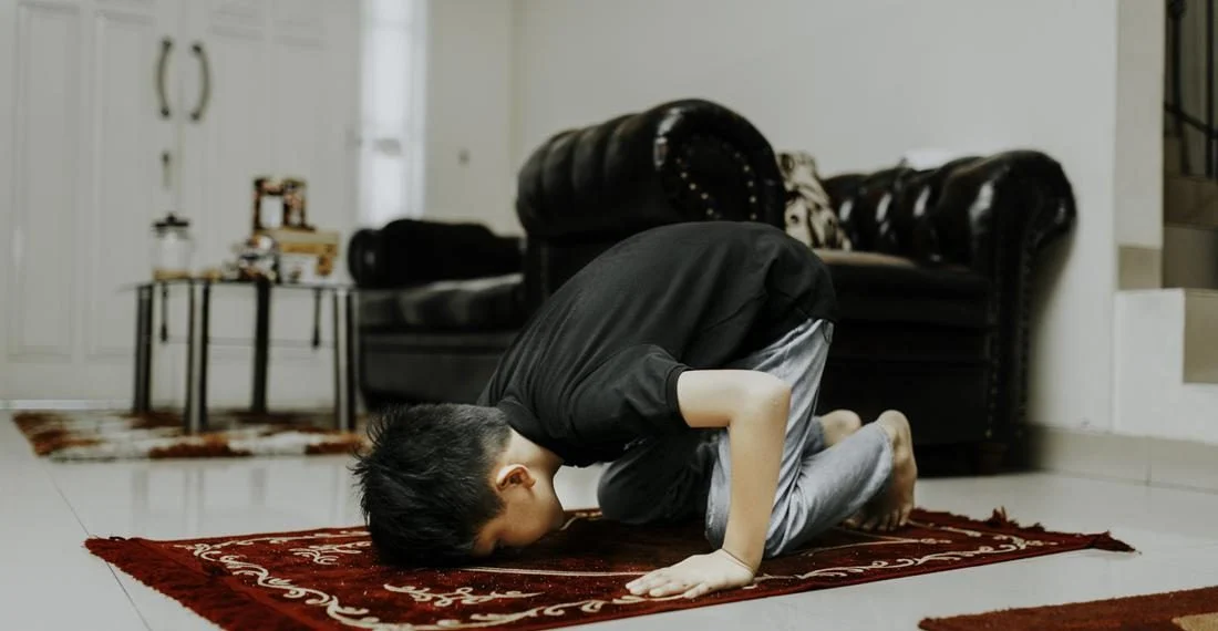 Ilustrasi tata cara dan bacaan doa sujud sahwi dalam salat