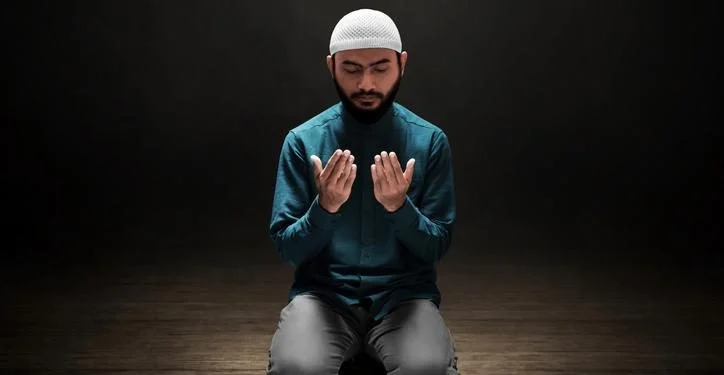 Ilustrasi umat Islam membaca doa setelah adzan