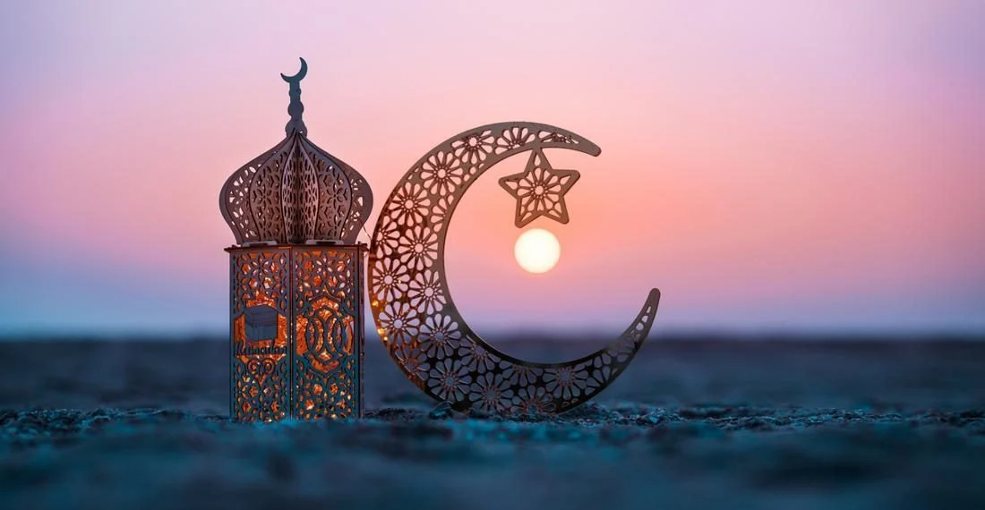 Ilustrasi umat Muslim berdoa saat berbuka puasa Arafah