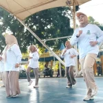 Kader TP PKK Hulu Sungai Selatan mengikuti senam sehat ceria di Lapangan Basket Amandit Lambung Mangkurat Kandangan