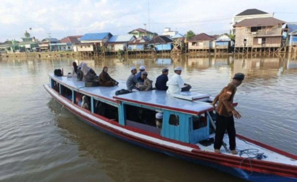 Kapal wisata susur sungai menyusuri Sungai Martapura di Desa Pekauman Ulu Kabupaten Banjar