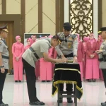Kapolda Kalsel memimpin upacara serah terima jabatan pejabat utama dan Kapolres di Auditorium Polda Kalsel.