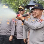 Kapolda Kalteng Irjen Pol Iwan Kurniawan saat meninjau dan membantu pemadaman kebakaran lahan gambut di Desa Tumbang Nusa