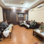 Kapolres Tanah Bumbu AKBP Novi Adi Wibowo saat berdiskusi dengan jajaran Forkopimda dalam pertemuan informal untuk menjaga