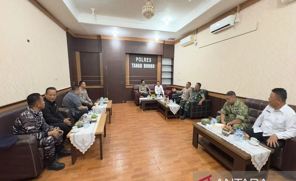 Kapolres Tanah Bumbu AKBP Novi Adi Wibowo saat berdiskusi dengan jajaran Forkopimda dalam pertemuan informal untuk menjaga