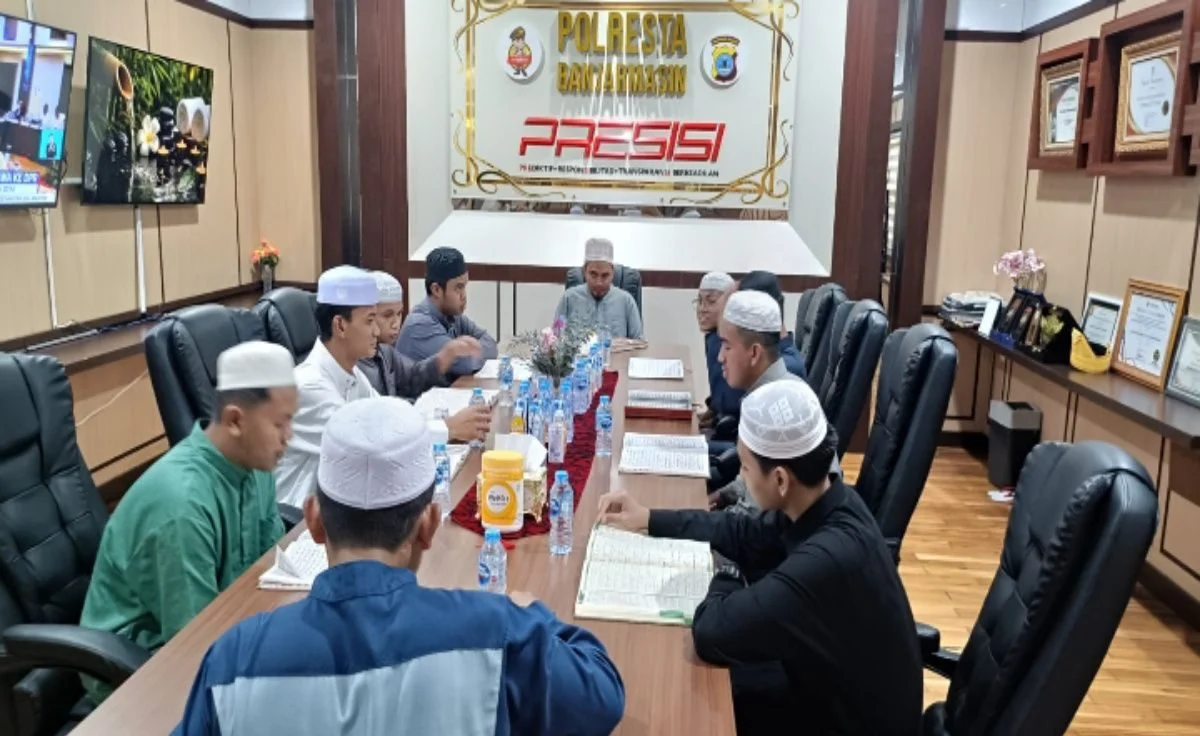 Kapolresta Banjarmasin Kombes Pol Riza Muttaqin saat kegiatan keagamaan bersama tokoh agama
