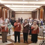 Kepala Dinkes Kalsel membuka seminar kesehatan optimalisasi tumbuh kembang anak secara daring