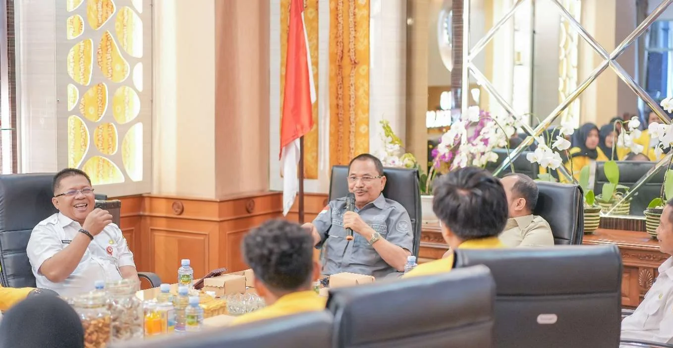 Ketua DPRD Provinsi Kalimantan Selatan H. Supian HK memberikan arahan kepada mahasiswa magang dan menghadiri acara Coffee