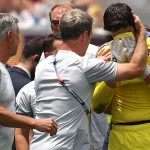 Kiper timnas Belgia Thibaut Courtois tampak emosional saat meninggalkan lapangan akibat cedera otot parah dalam laga