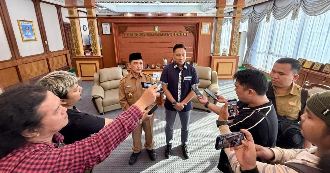 Kondisi antrean kendaraan bermotor yang mengular di Stasiun Pengisian Bahan Bakar Umum di Kalimantan Barat.