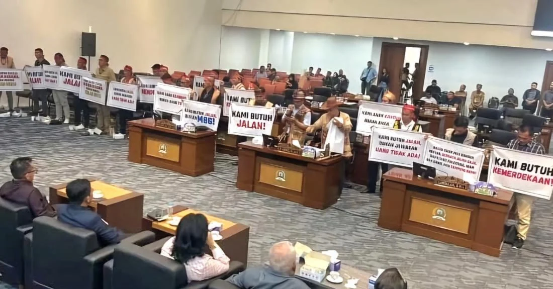 Kondisi jalan lingkar Krayan yang rusak parah dan berlumpur menghambat aktivitas warga perbatasan.