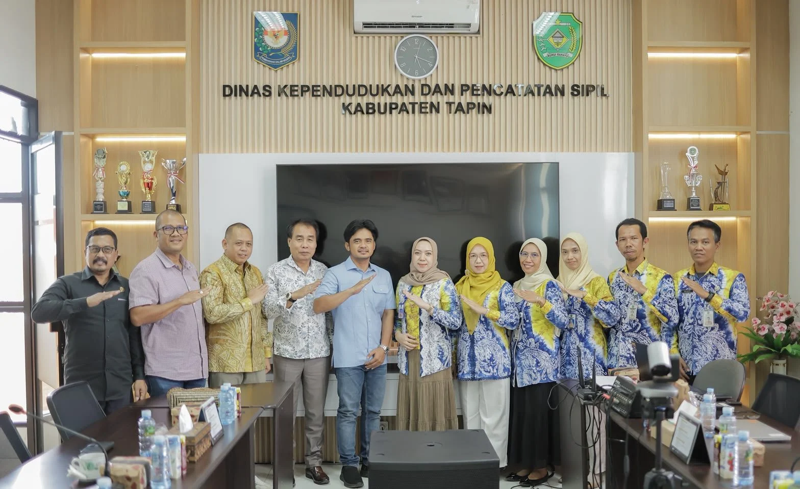 Kunjungan kerja Komisi I DPRD Kalsel ke Disdukcapil Kabupaten Tapin terkait pendataan penduduk non permanen.