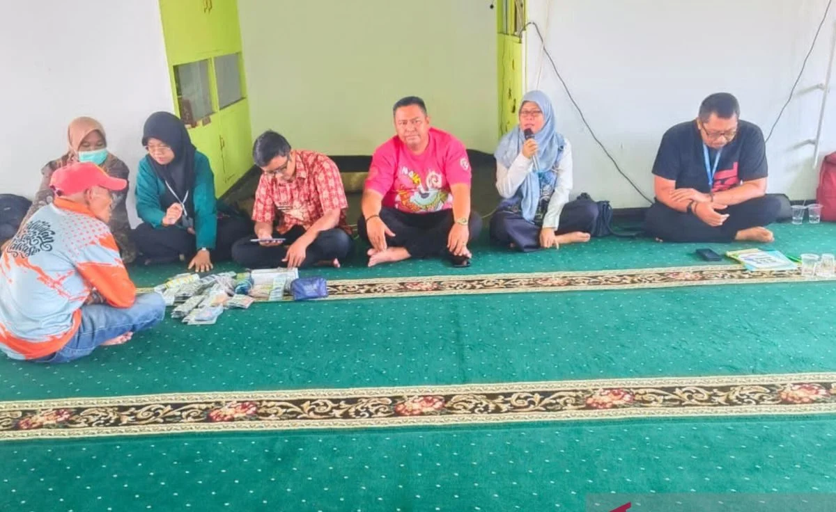 Lansia di Banjarmasin sedang mengikuti pemeriksaan kesehatan gratis di Posyandu