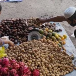 Lapak pedagang buah langsat musiman di pinggir jalan Kota Pangkalan Bun