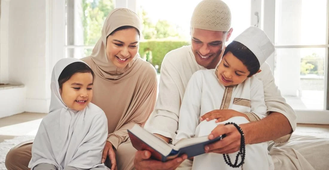 Orang tua membimbing anak belajar sambil memanjatkan doa kecerdasan