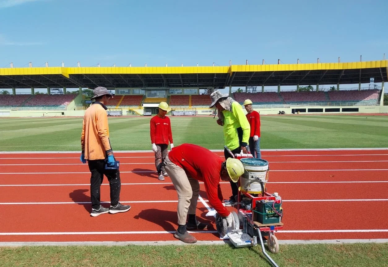 Pekerja sedang melakukan penyelesaian akhir revitalisasi Stadion 17 Mei Banjarmasin