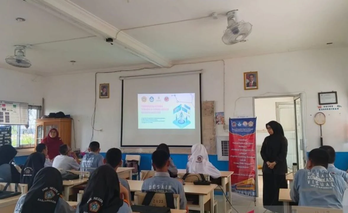 Pelatihan pemanfaatan AI sebagai asisten belajar bahasa Inggris oleh tim PKM Poliban di SMKN 5 Banjarmasin