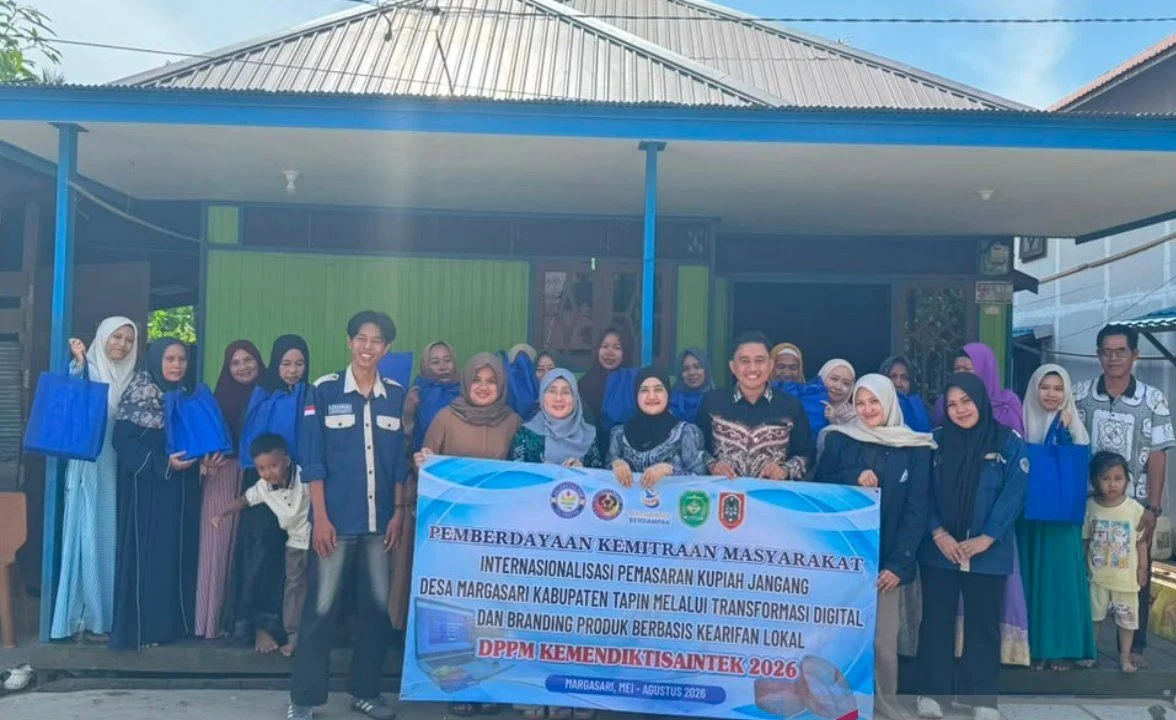 Pelatihan pendampingan digitalisasi produk Kopiah Jangang oleh dosen UPK dan Poliban di Desa Margasari