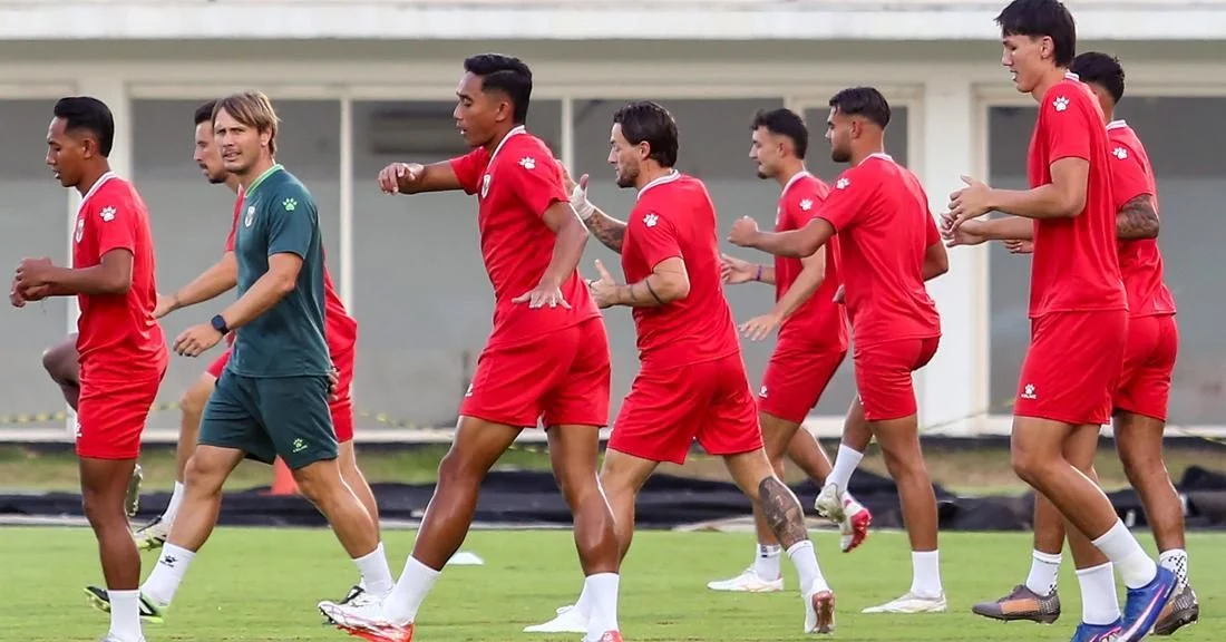 Pemain Timnas Indonesia bersiap menghadapi Vietnam dalam laga Grup A Piala AFF 2026 di Stadion Pakansari