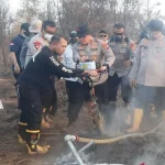 Pemasangan garis polisi di lokasi kebakaran hutan dan lahan di Banjarbaru Kalimantan Selatan