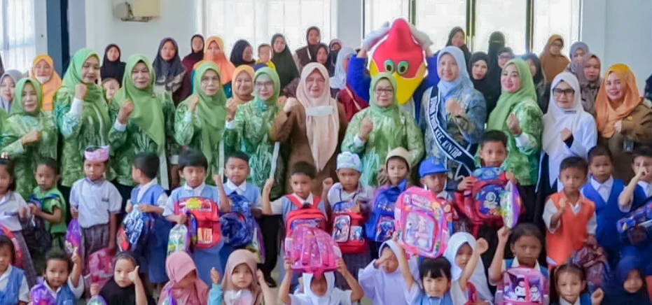 Penyerahan bantuan perlengkapan sekolah oleh GOW Kabupaten Tanah Laut kepada anak-anak kurang mampu di Kecamatan Kintap.