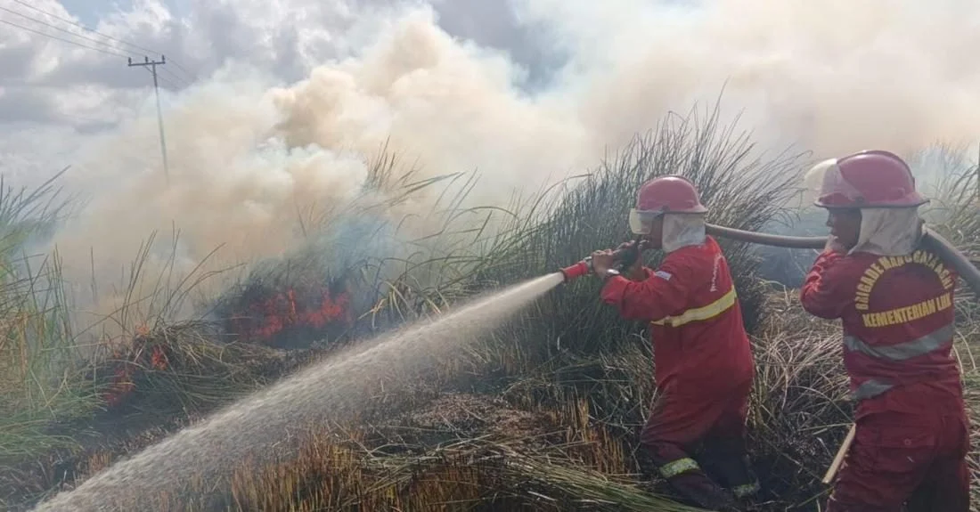 Personel Manggala Agni bersiap melakukan patroli dan pemadaman kebakaran hutan dan lahan di Kalimantan Selatan.