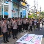 Personel Polresta Banjarmasin mengawal penyampaian aspirasi masyarakat di depan kantor UP3 PLN Banjarmasin