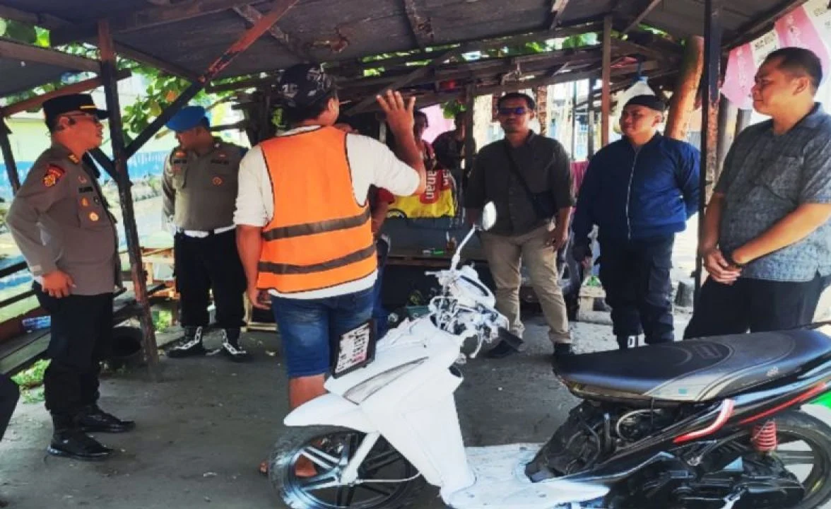 Personel Polsek Banjarmasin Utara melakukan patroli humanis dan berdialog dengan warga Sungai Miai Dalam