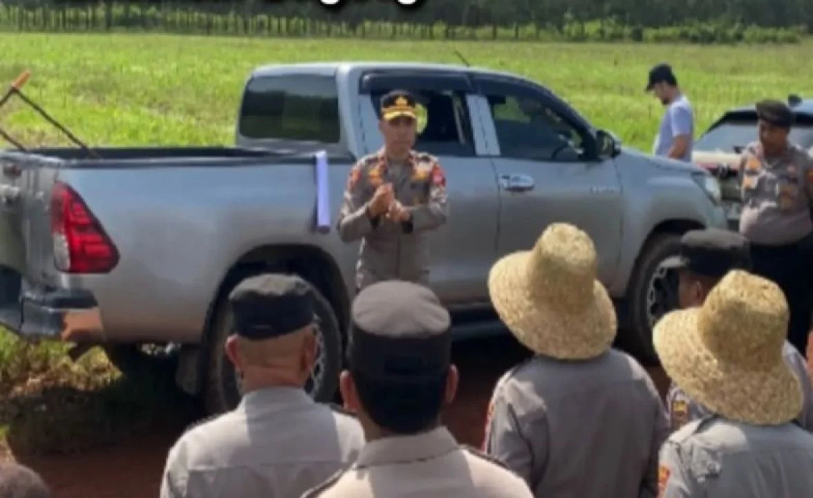 Personel Polsek KPL Banjarmasin meninjau lahan jagung di Desa Panggung Baru