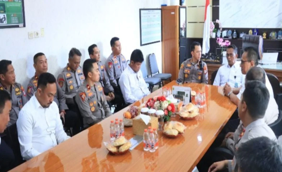 Pertemuan Kapolresta Banjarmasin Kombes Pol Riza Muttaqin dengan Ketua Pengadilan Negeri Banjarmasin