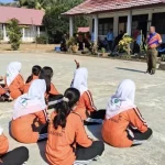 Petugas BPBD Balangan memberikan edukasi simulasi pemadam kebakaran kepada siswa SMAN 1 Halong.