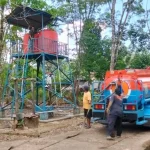 Petugas BPBD Kabupaten Banjar menyalurkan bantuan air bersih kepada warga Desa Pingaran Ulu saat musim kemarau