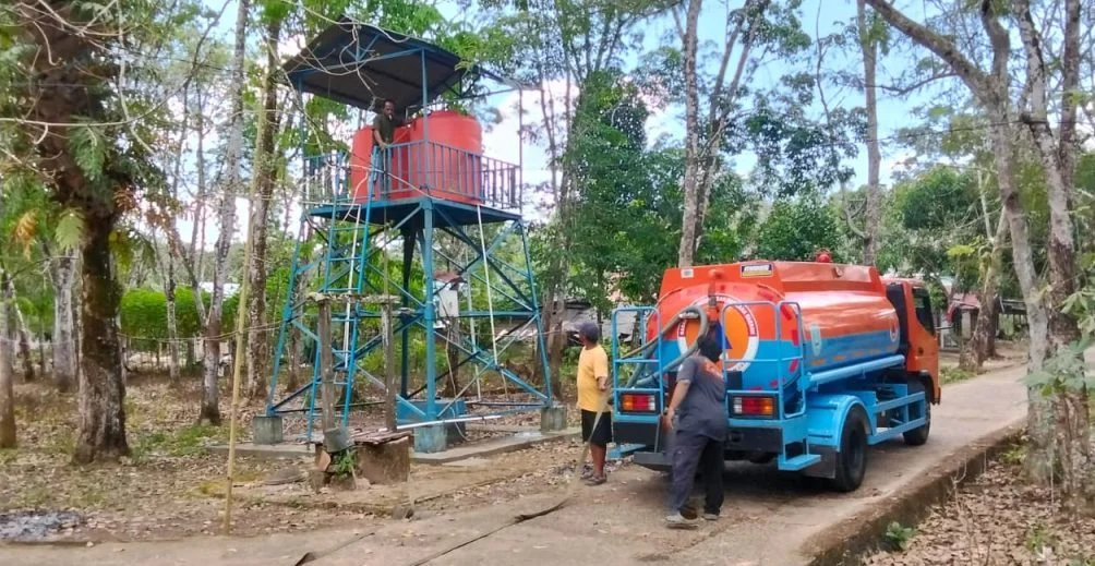 Petugas BPBD Kabupaten Banjar menyalurkan bantuan air bersih kepada warga Desa Pingaran Ulu saat musim kemarau