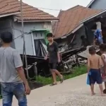 Petugas dan warga melakukan evakuasi korban rumah ambruk di Kabupaten Banjar