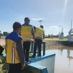 Petugas Dinas PUPR Kalimantan Selatan melakukan pemantauan pintu air irigasi untuk mengantisipasi kekeringan musim kemarau.