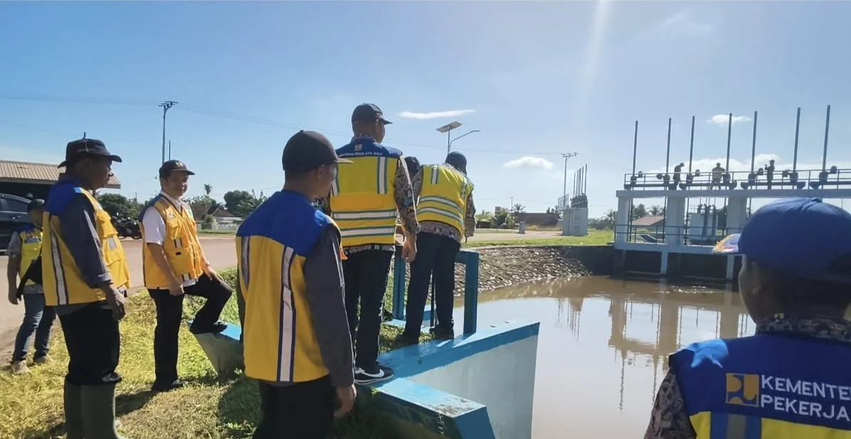 Petugas Dinas PUPR Kalimantan Selatan melakukan pemantauan pintu air irigasi untuk mengantisipasi kekeringan musim kemarau.
