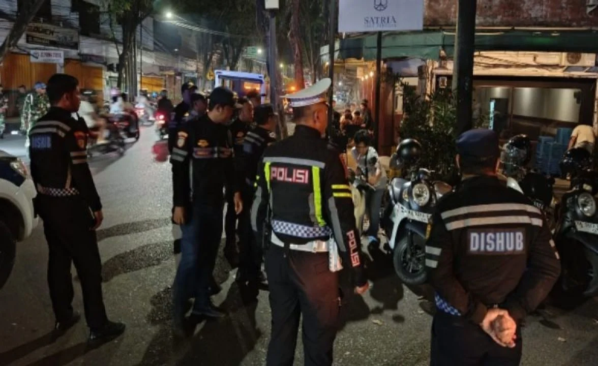 Petugas gabungan Satlantas Polresta Banjarmasin menertibkan kendaraan di lokasi parkir liar