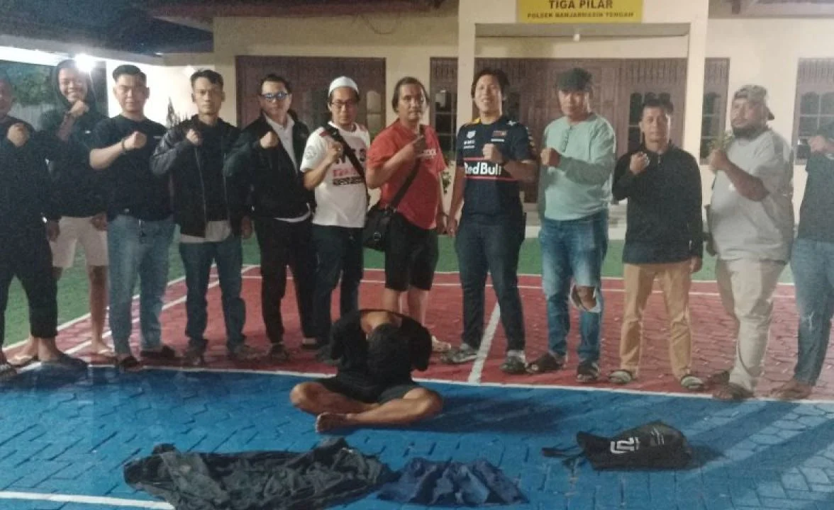 Petugas kepolisian saat melakukan proses penyidikan kasus penikaman di Banjarmasin
