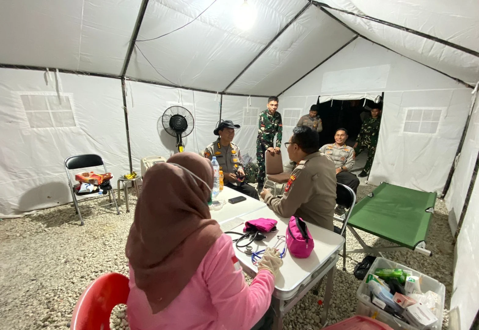 Petugas kesehatan bersiap di posko layanan kesehatan Kalsel