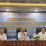 Petugas kesehatan sedang memberikan konseling kesehatan kepada pasien di puskesmas