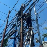 Petugas melakukan penataan jaringan kabel utilitas telekomunikasi di kawasan perkotaan Banjarmasin