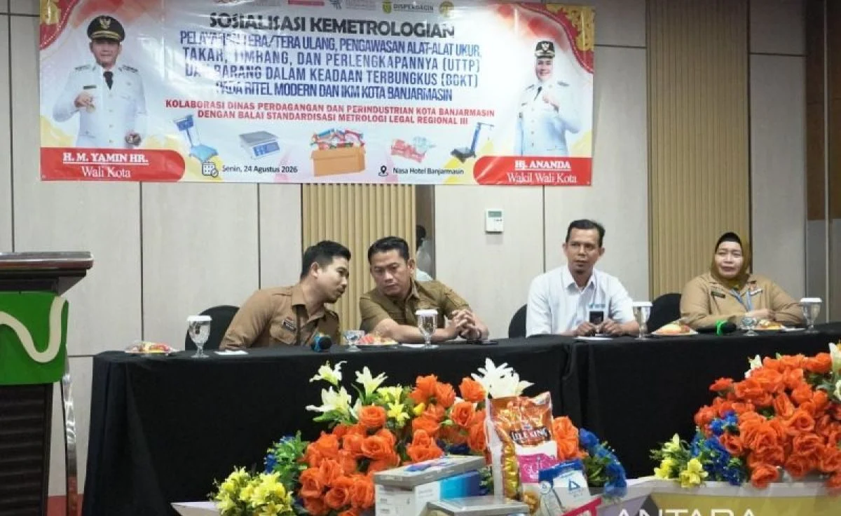 Petugas melakukan tera ulang alat timbang pedagang di pasar tradisional Banjarmasin
