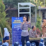 Petugas Satlantas Polresta Banjarmasin memberikan edukasi keselamatan berlalu lintas kepada siswa saat MPLS