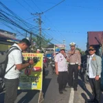 Petugas Satlantas Polresta Banjarmasin mengatur arus lalu lintas di sekitar area jalan longsor Sungai Lulut